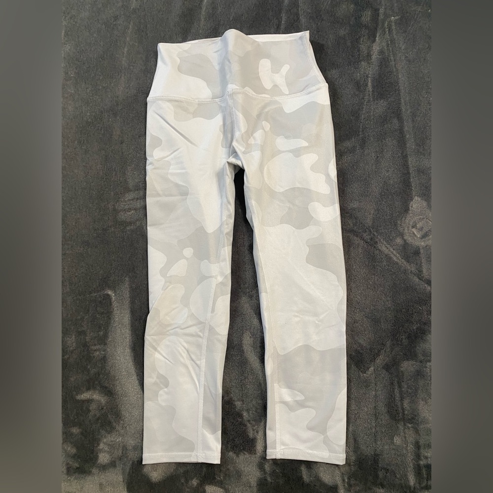 ALO size S white camo crop legging
